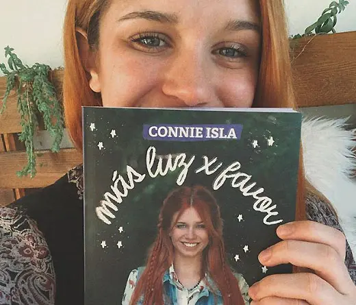 Connie Isla presenta su primer libro Mas luz x favor.